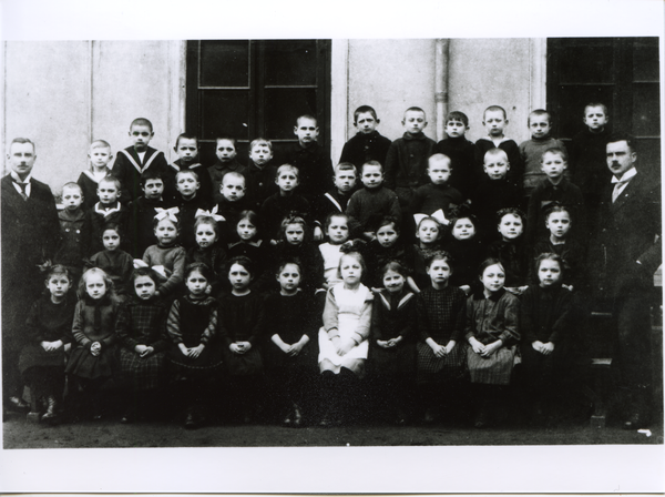 Friedland (Ostpr.), Volksschule, Klassenbild mit Rektor Zimmermann und Lehrer Reichwald