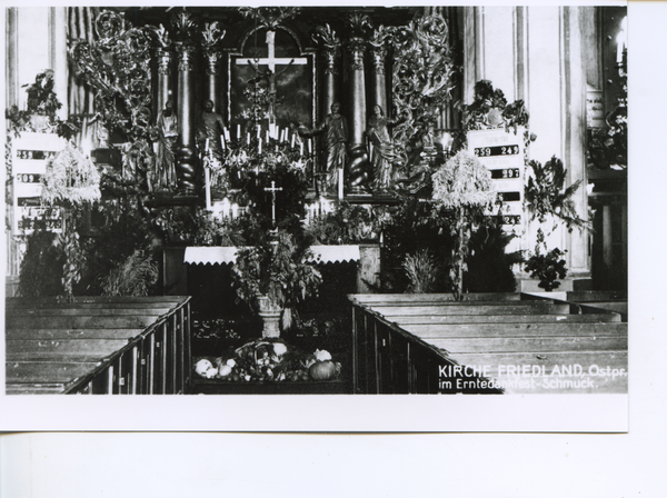 Friedland (Ostpr.), Ev. Kirche, Altar mit Erntedankfest-Schmuck