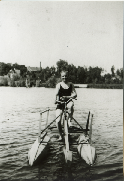 Domnau, Stadt, Badeanstalt, gebaut von Paul Helmke mit Fahrradtretboot