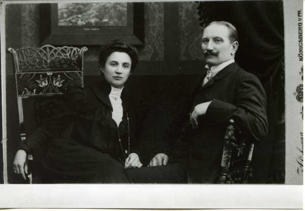 Pohiebels Kr. Bartenstein, Gutsbesitzerpaar Bernhard und Martha Weiß, verw. Schappien, geb. Neumann