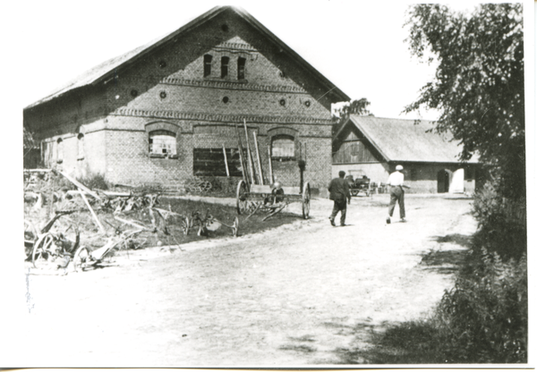 Pohiebels Kr. Bartenstein, Gut, Blick von SW auf Kuhstall (links) und Kälber-/Schweinestall (rechts im Hintergrund)