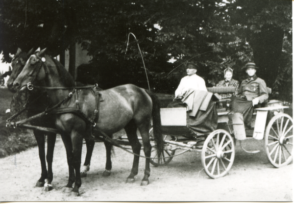 Pohiebels Kr. Bartenstein, Gut, Irmela und Bernhard Weiß in der Kutsche