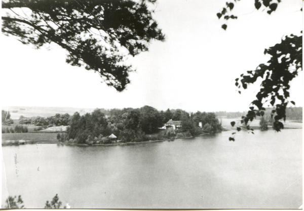 Pohiebels Kr. Bartenstein, Blick über den Stausee Richtung NW auf das Gutshaus