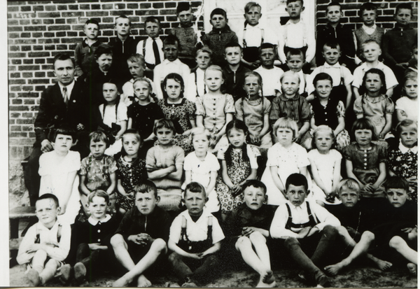 Klingenberg Kr. Bartenstein, Schule, Klasse mit Lehrer Sperzel