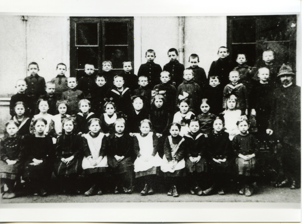 Friedland (Ostpr.), Volksschule, Klassenbild 2. Schuljahr Kl. 7 mit Konrektor Bleß (Allenauer Vorstadt)