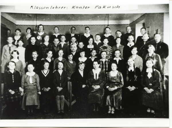 Friedland (Ostpr.), Volksschule, Klassenbild, 7. Schuljahr Kl.1 (Entlassungsjahrgang) mit Lehrer und Kantor Pakusch