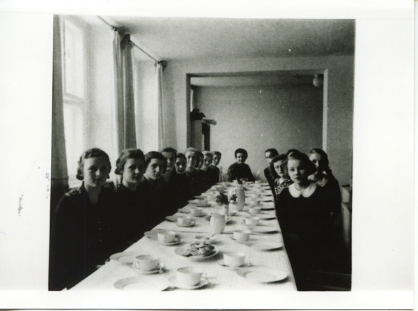Friedland (Ostpr.), Neue Volksschule, Mädchen an der gedeckten Kaffeetafel