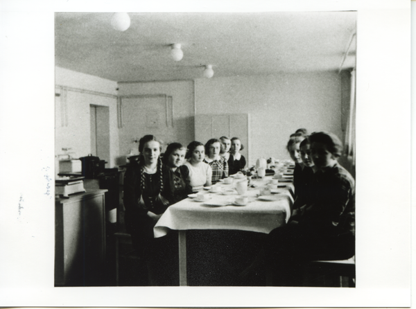 Friedland (Ostpr.), Neue Volksschule, Mädchen an der gedeckten Kaffeetafel