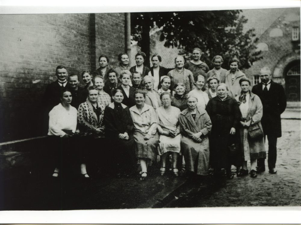 Friedland (Ostpr.), Frauenhilfe mit Pfarrer Schulz am Gemeindehaus