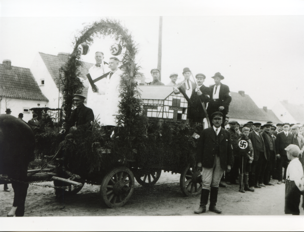 Friedland (Ostpr.), Wagen des Baugeschäfts Otto Krauskopf im Maiumzug, hier in der Gartenvorstadt