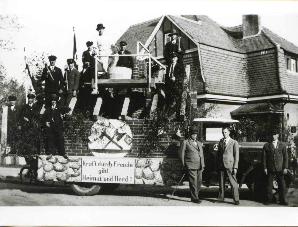 Friedland (Ostpr.), Wagen des Baugeschäfts Otto Krauskopf im Maiumzug, hier vor der Villa Krauskopf