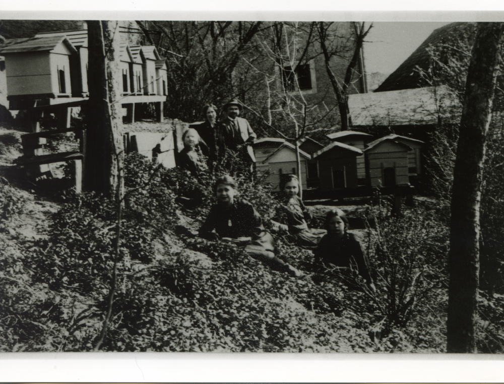 Friedland (Ostpr.), Familie des Lehrers und Kantors Paul Pakusch in ihrem Garten an der Volksschule