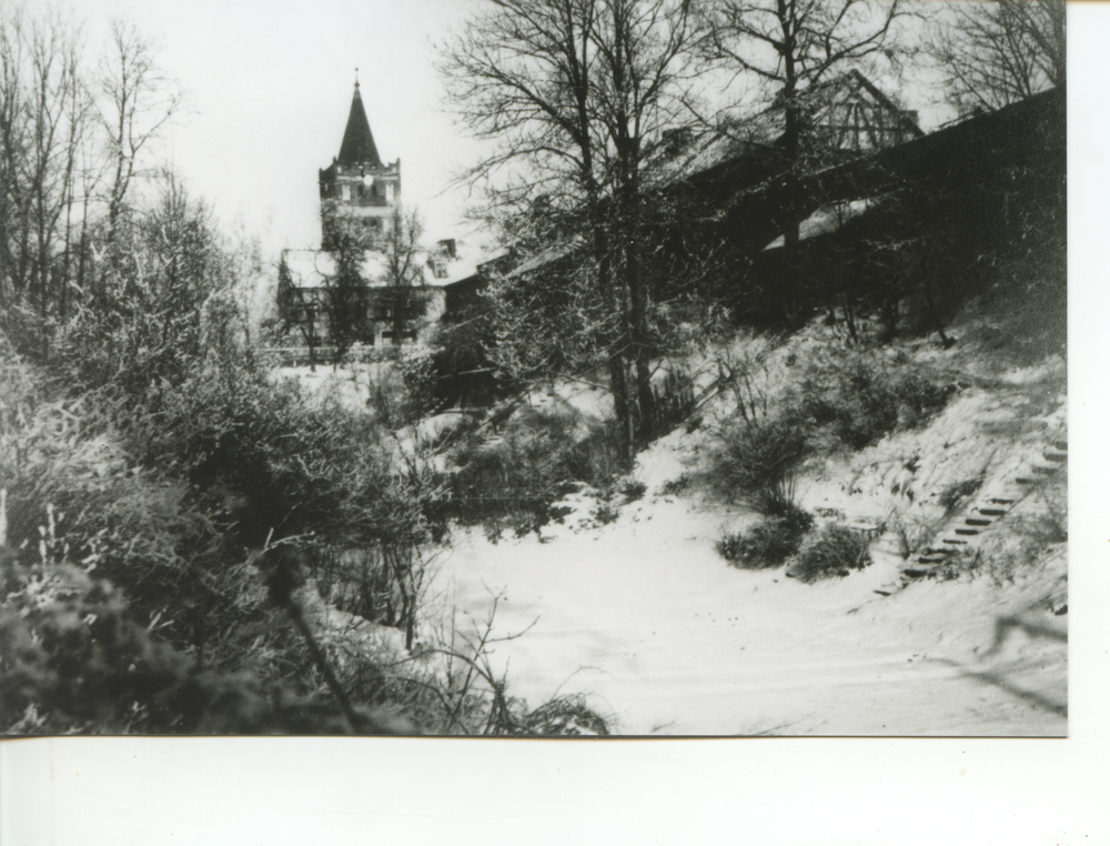 Friedland (Ostpr.), Blick entlang des "Hohlen Grabens" vor der Stadtmauer rechts zur ev. Kirche (Winteraufnahme)