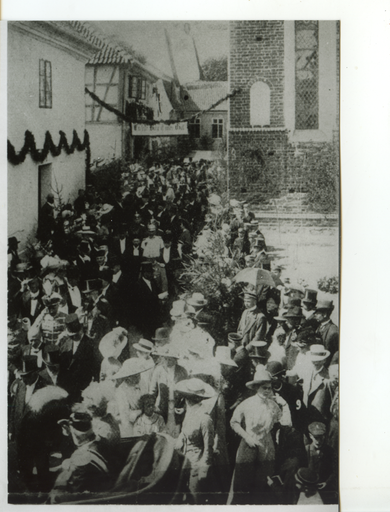 Friedland (Ostpr.), 600-Jahrfeier, Teilnehmer des Festgottesdienstes an der SO-Ecke der ev. Kirche nach dem Gottesdienst