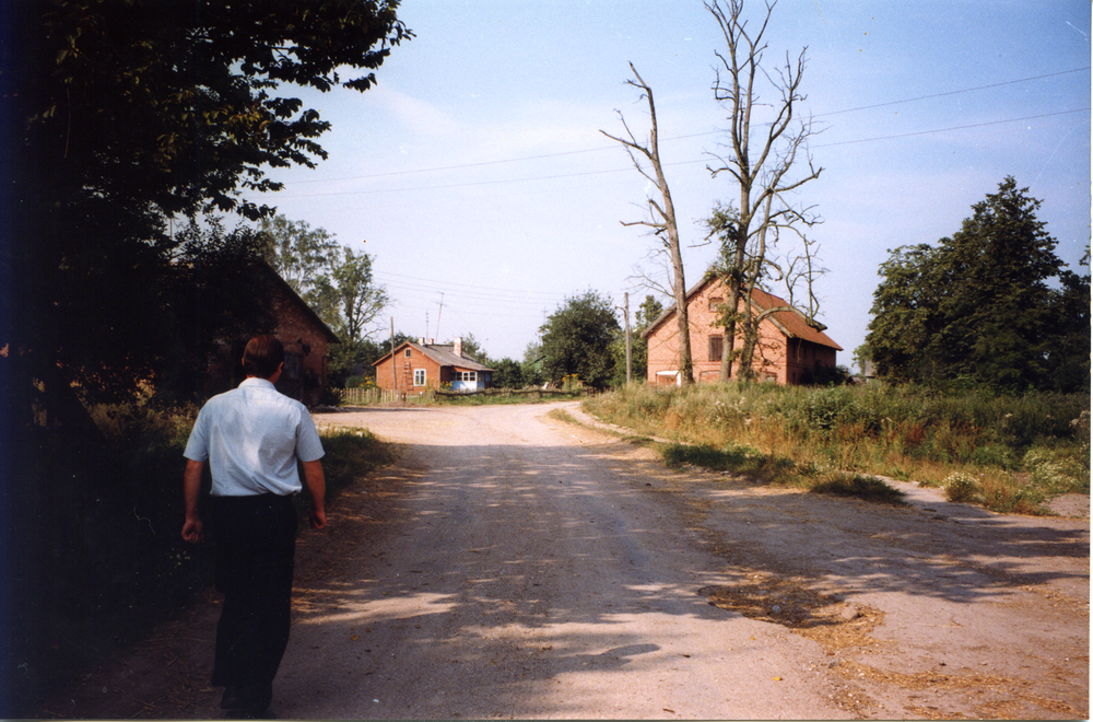 Heyde Kr. Bartenstein (Костюковка),  Gut, Weg zu den Gebäuden des Hofes zur ehem. Schule und nach ehemals Lawdt