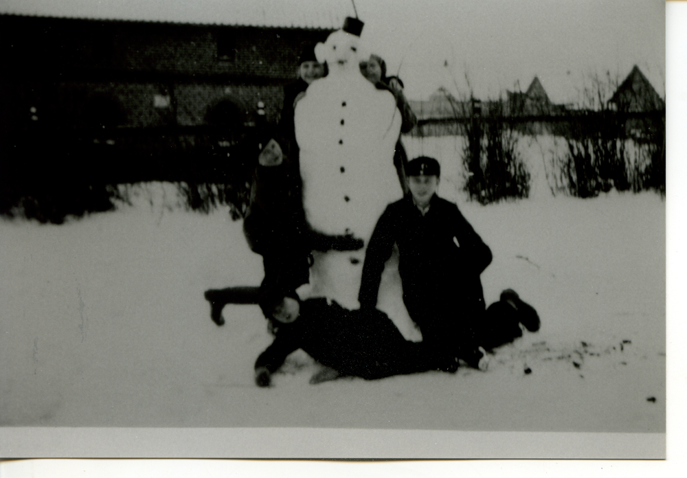 Sehmen,  Gut, Kinder bauen einen Schneemann