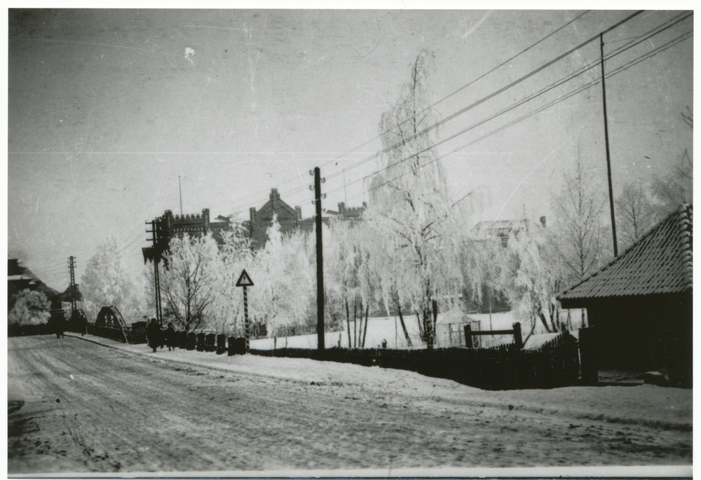 Darkehmen, Goldaper Straße, Mühle und Brücke im Winter