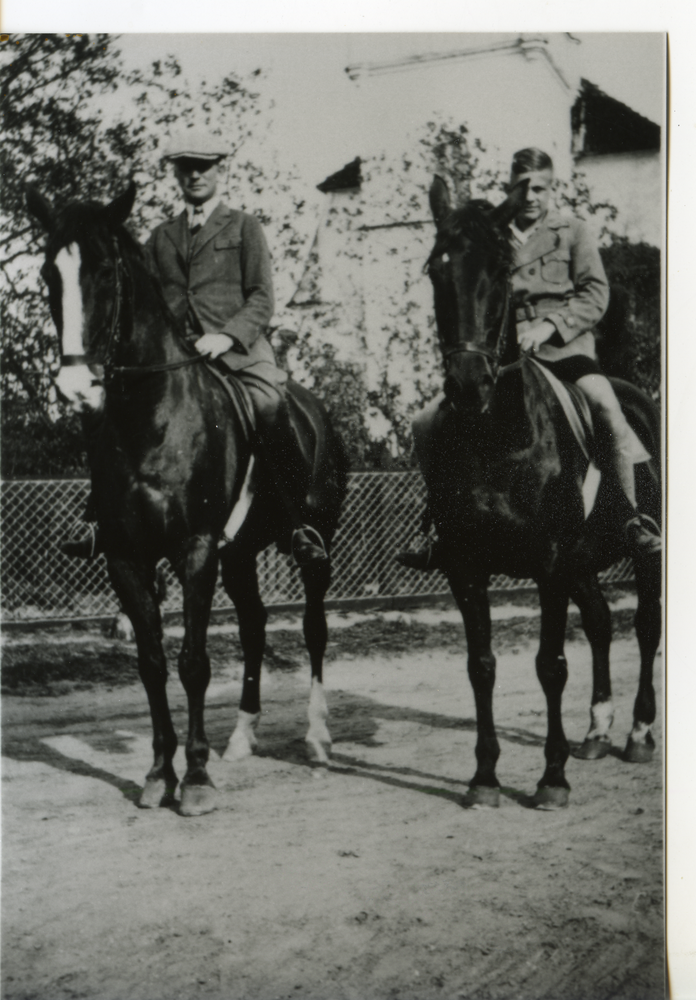 Sehmen, Hans Georg Frhr. v. Wrangel  mit seinem Sohn Harald zu Pferde