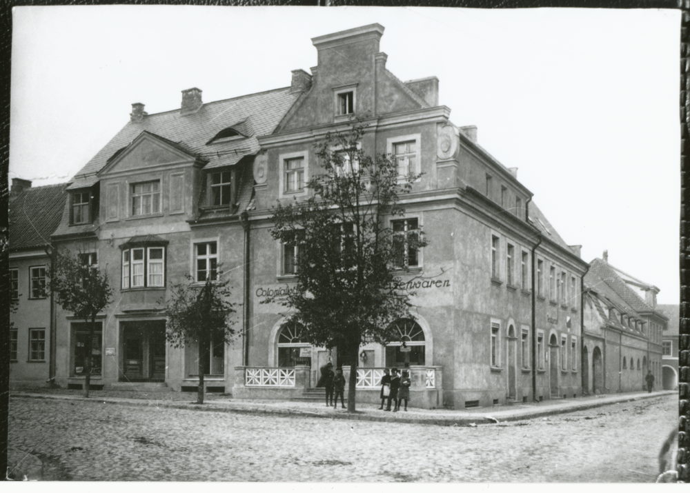 Darkehmen, Ecke Mühlen- Gumbinner- und Goldaper Straße,  Geschäftshaus Kolonial- und Eisenwaren