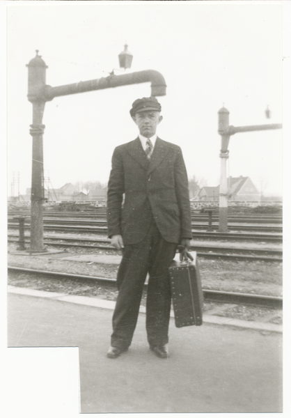 Darkehmen, Bahnhof West?, Reisender mit Koffer auf dem Bahnsteig