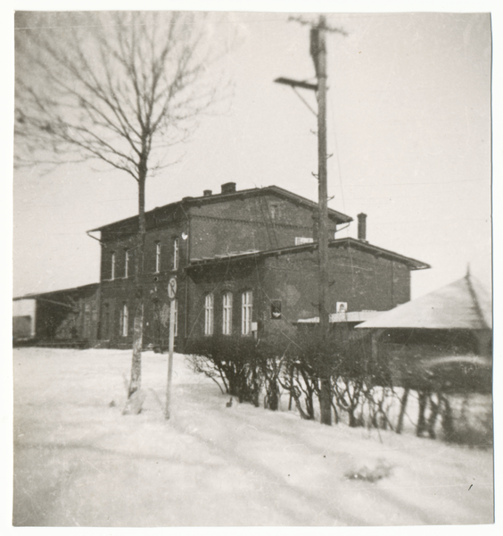 Angerapp, Stadt, Bahnhof Ost, Straßenseite im Winter