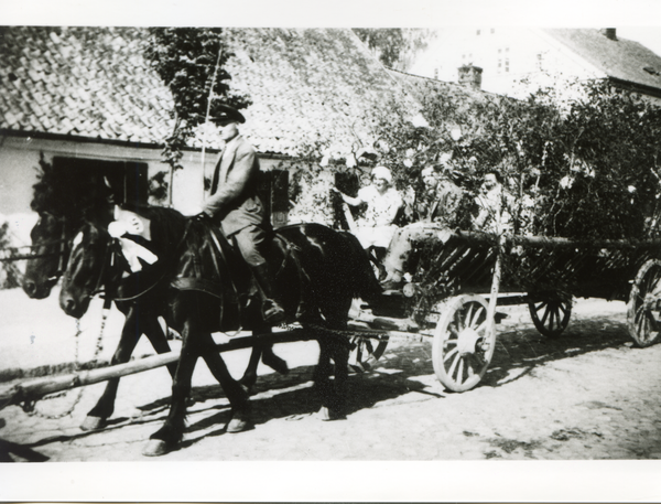 Friedland (Ostpr.), Wagen des Hofes Krauskopf in Ditthausen im Maiumzug, hier in der Aachener Straße an der "Langen Bude"