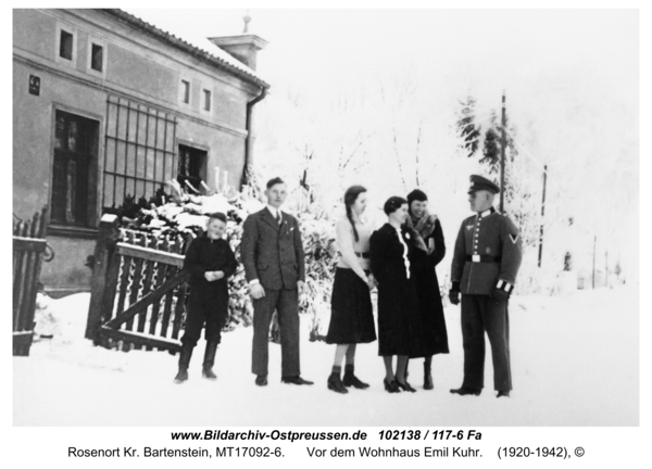 Rosenort Kr. Bartenstein, Vor dem Wohnhaus Emil Kuhr