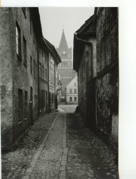 Friedland (Ostpr.), Blick durch die Mauergasse-Hochmeisterstraße-Wallgasse zur ev. Kirche