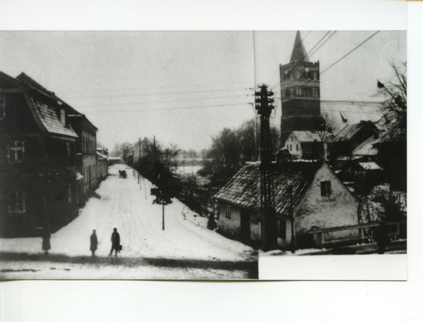 Friedland (Ostpr.), Blick zur ev. Kirche aus dem Haus Ecke Aachener Straße/Allegasse ("Hohler Graben")