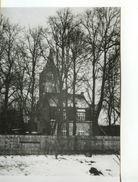 Friedland (Ostpr.) (Правдинск), Sankt-Lorenz-Friedhof, im Hintergrund der Kirchturm der ev. Kirche