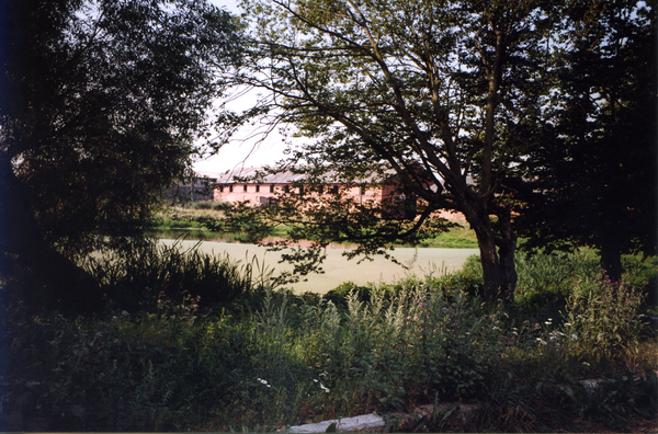 Heyde Kr. Bartenstein (Костюковка),  Gut, Blick über den Hofteich auf den ehem. Leutevieh-, Fohlen- und Schafstall