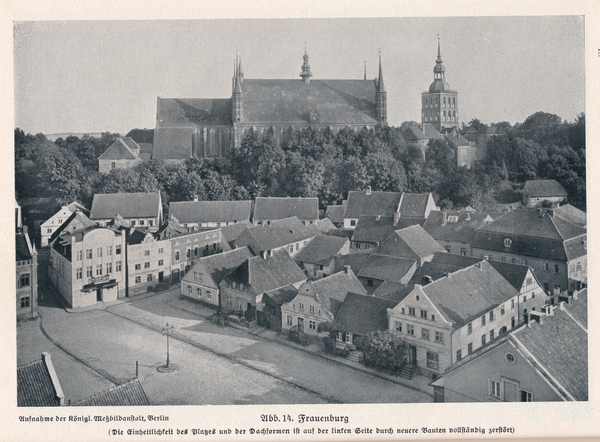 Frauenburg, Ortsansicht mit Dom und Glockenturm