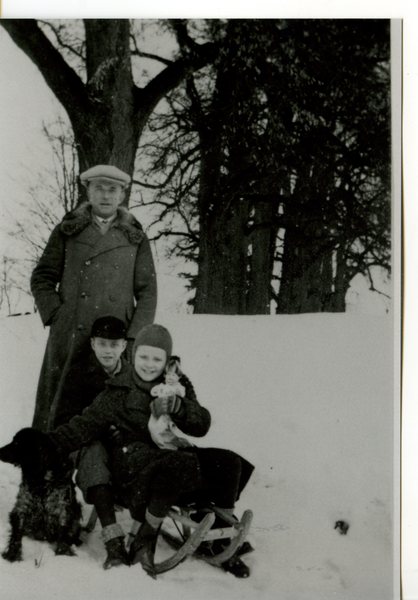 Sehmen,  Hans Georg Frhr. v. Wrangel (1894-1946) mit seinen Kindern Friedrich Wilhelm und Ursula