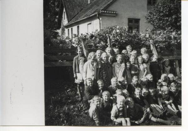 Sehmen, Schule, Klasse der "Kleinen" vor dem Schulhaus