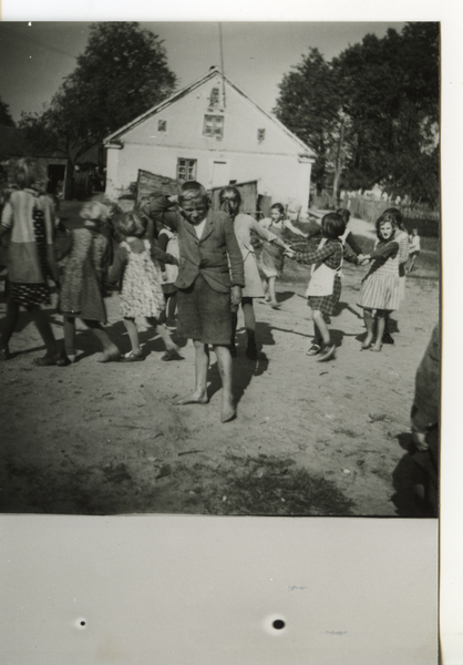 Sehmen, Schule, Ringelreihen auf dem Schulhof