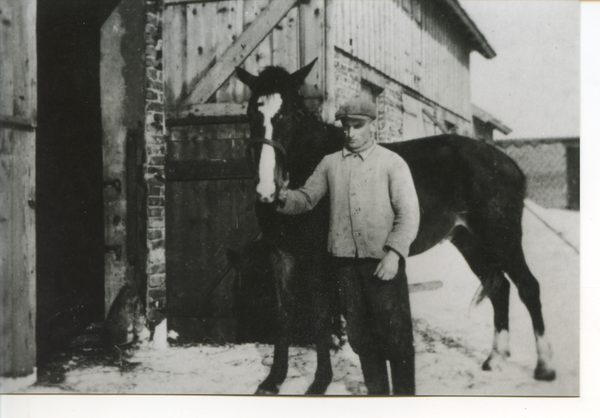 Tappelkeim Kr. Bartenstein, Remontenstall mit Fritz Kunter