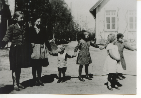 Redden Kr. Bartenstein, Schule, Kinder auf dem Schulhof