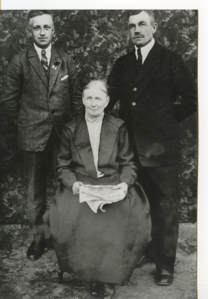 Redden Kr. Bartenstein, Bürgermeister Johann Petzel mit Ehefrau und jüngstem Sohn Hans