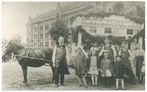 Darkehmen, 200 Jahrfeier, Festwagen Glasermeister Guthan vor der Kaserne