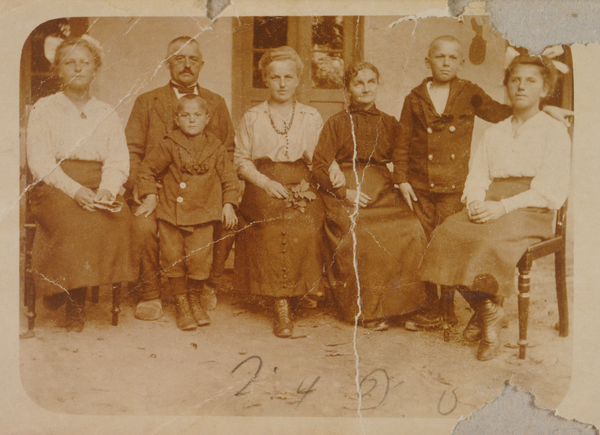Wirbeln, Ortsteil Noreitschen, Familie August Perrey vor dem Wohnhaus