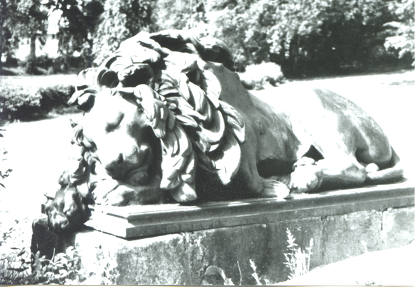 Juditten Kr. Bartenstein (Judyty),  Gutshaus, einer der Bronzelöwen an der Auffahrt