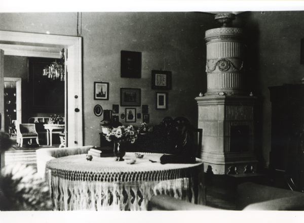 Postehnen, Gutshaus (?), Zimmer mit Durchgang und großem Kachelofen