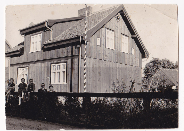Heinrichswalde, Familie Bernhard und Helene Kayser geb. Schiemann vor ihrem Wohnhaus