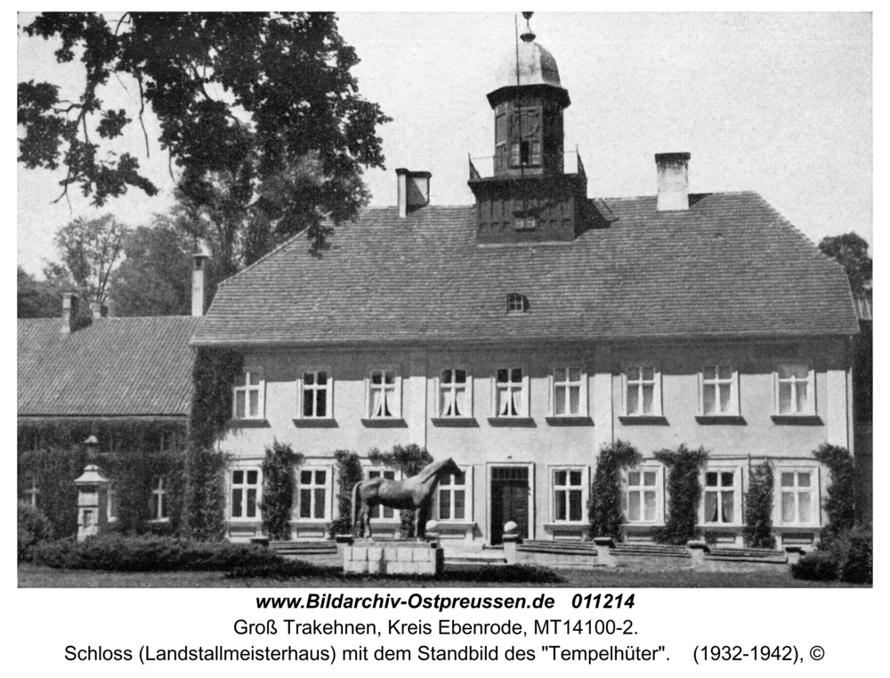 Groß Trakehnen, Schloss (Landstallmeisterhaus) mit dem Standbild des "Tempelhüter"