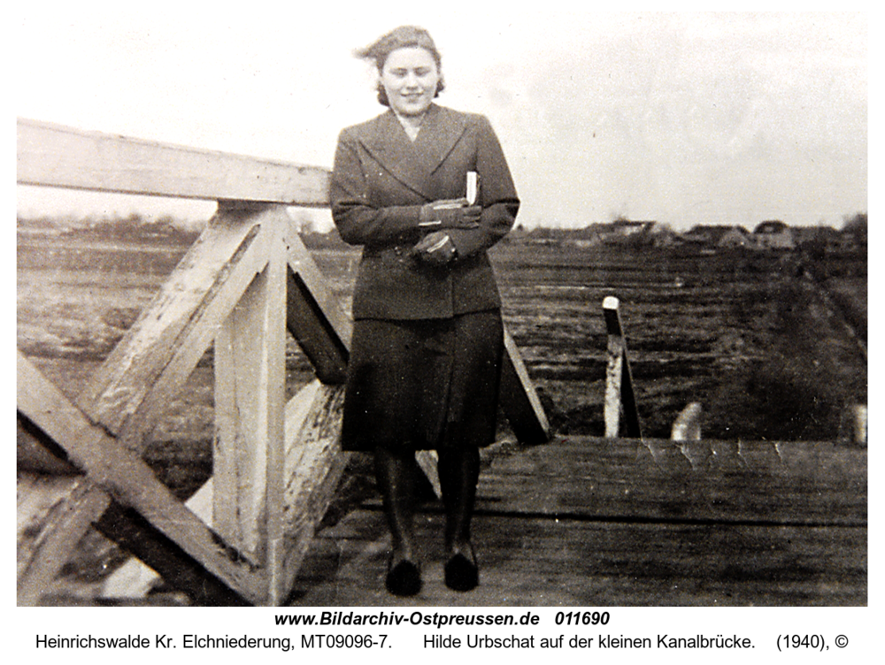 Heinrichswalde, Hilde Urbschat auf der kleinen Kanalbrücke