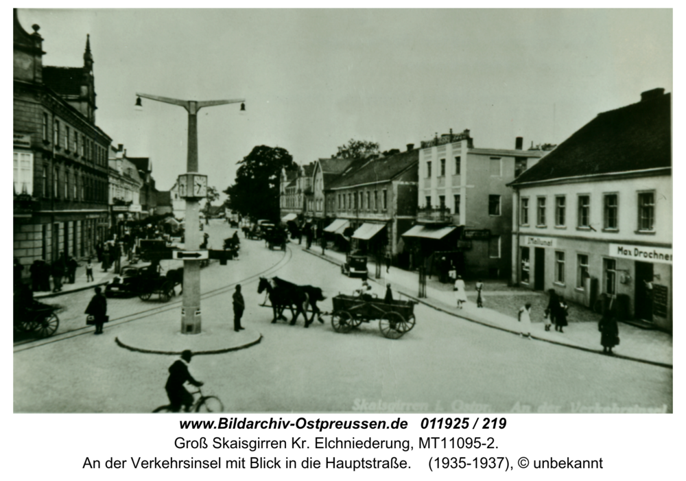 Kreuzingen, An der Verkehrsinsel mit Blick in die Hauptstraße