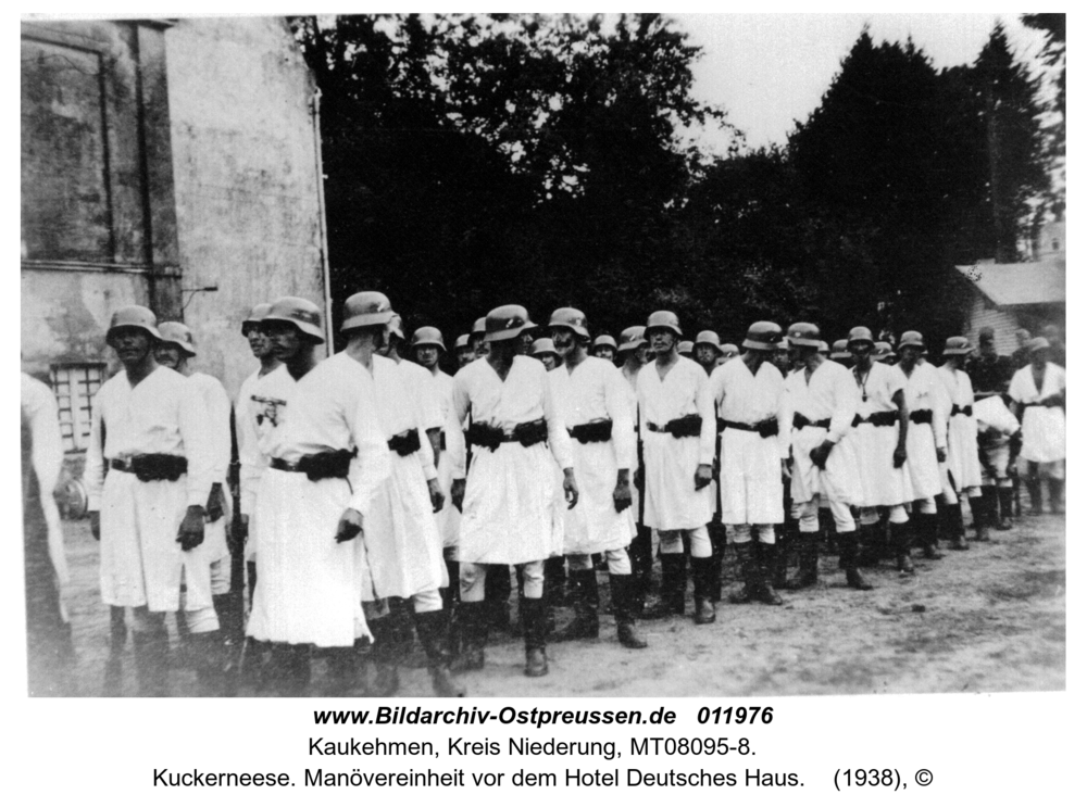 Kuckerneese. Manövereinheit vor dem Hotel Deutsches Haus