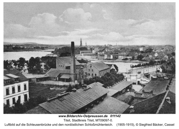 Tilsit, Luftbild auf die Schleusenbrücke und den nordöstlichen Schloßmühlenteich