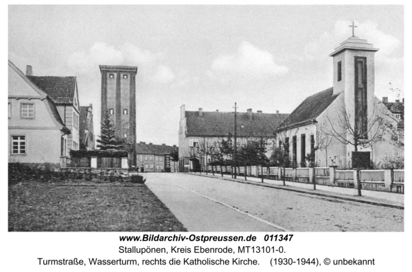 Stallupönen, Turmstraße, Wasserturm, rechts die Katholische Kirche