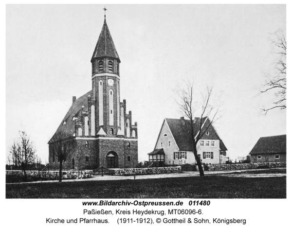 Paßießen, Kirche und Pfarrhaus